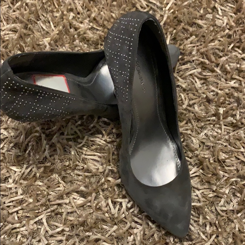 BCBGENERATION GRAY PUMPS